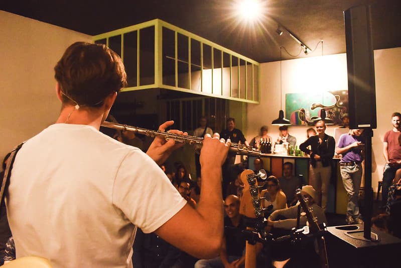 Anfitrión recibiendo a invitados en su casa antes de un show