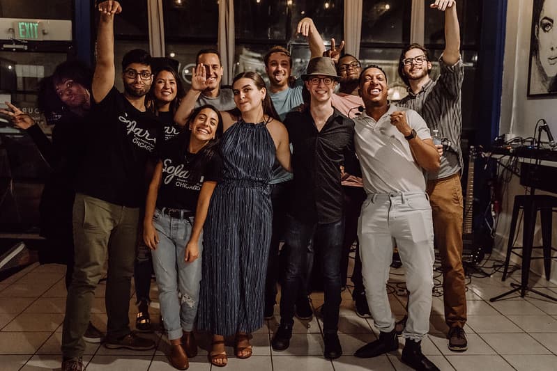 Equipo de voluntarios reuniéndose antes de abrir las puertas