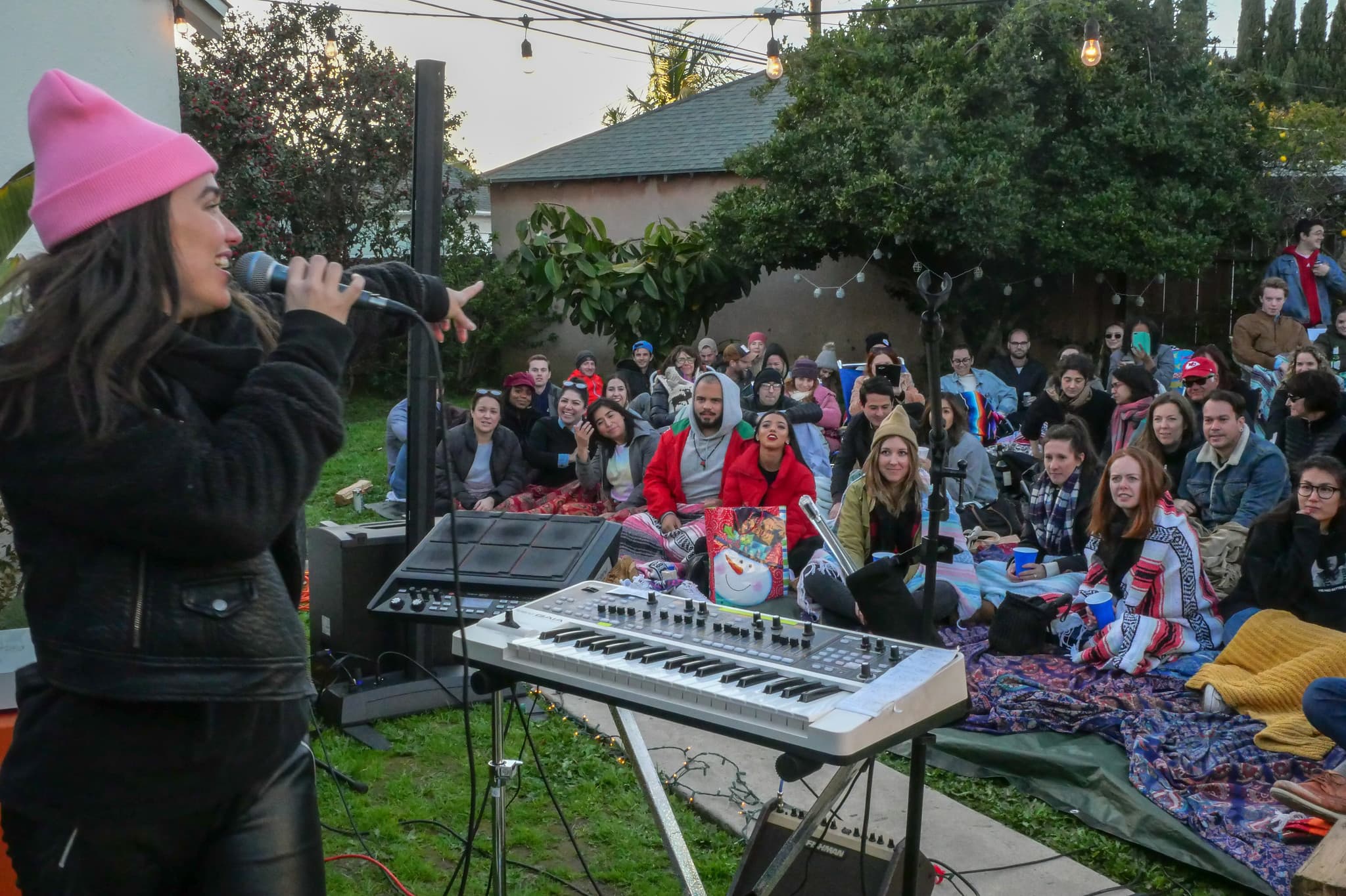 Músico tocando guitarra acústica frente a una audiencia sentada